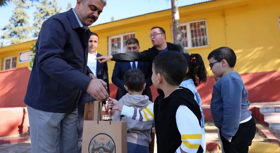 Pozantı'da Başkan Avan'dan Öğrencilere Sıcak Dokunuş: Mont ve Kitap Hediyesi!