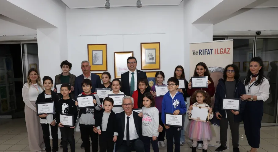 Rıfat Ilgaz'ın 'Öksüz Civciv'i Minik Ellerle Karikatürlerde Canlandı!