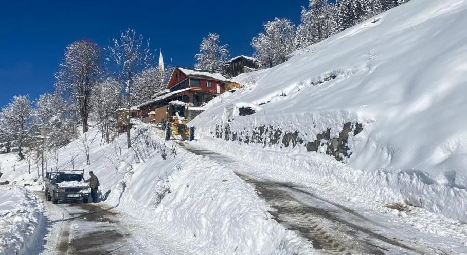 Rize Kar Altında! Tam 11 Köy Yolu Ulaşıma Kapandı: Ekipler Seferber Oldu!