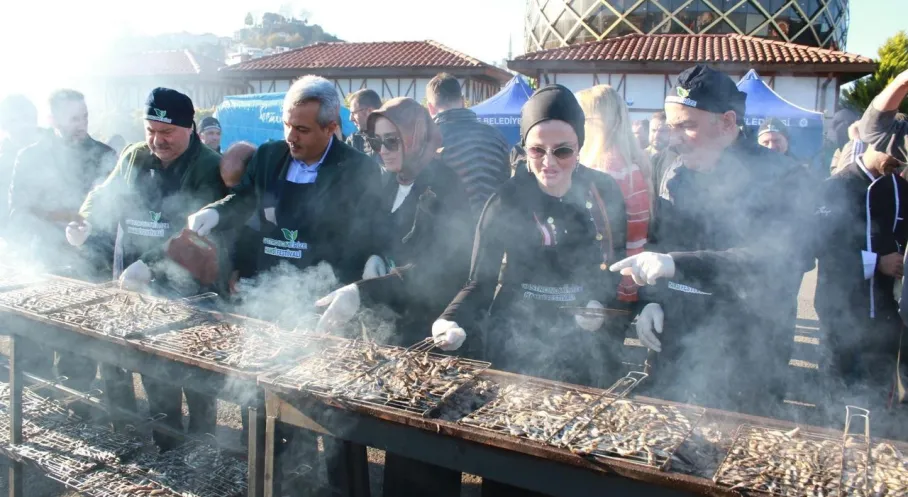Rize'de 8. Hamsi Festivali Rekor Kırdı: 2 Tondan Fazla Hamsi Ziyafeti!