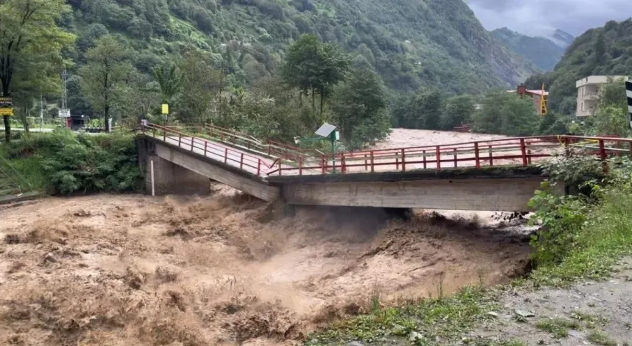 Rize'de Şiddetli Yağış Felaketi! Sel, Heyelan ve Köprü Çökmesi!