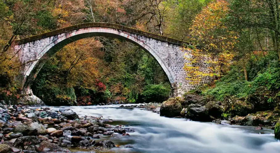 Rize'nin vadilerini birbirine bağlayan asırlık miras: Taş kemer köprüler