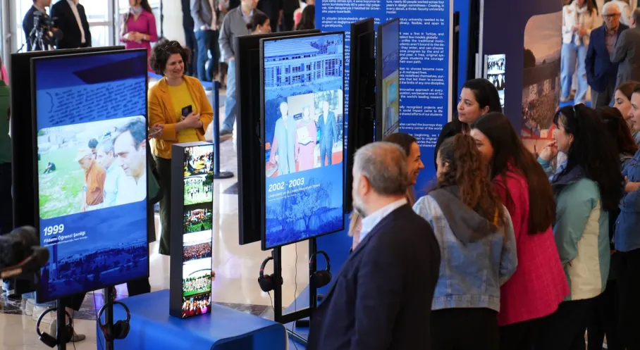 Sabancı Üniversitesi'nden Yapay Zeka Destekli 25. Yıl Sergisi!