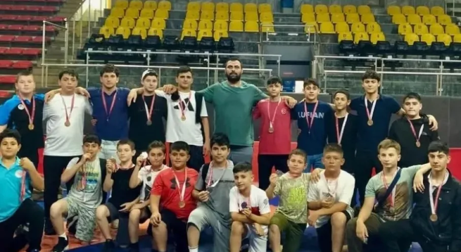 Sakarya'nın Gururu! Büyükşehir Güreşçileri Türkiye Şampiyonası'nda Fırtına Estirecek!