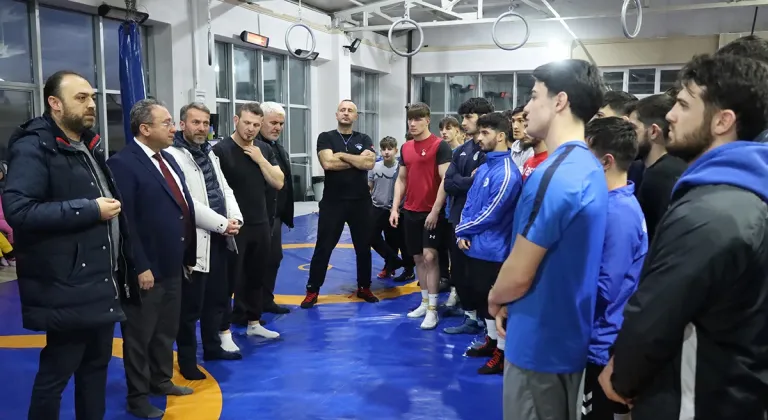 Sakarya Spor Kulübü Başkanı Motive Edici Konuşmasıyla Sporcularını Güreş Şampiyonasına Hazırlıyor