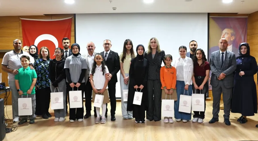 Sakarya'da Şiddetsiz İletişimin Yıldızları Belli Oldu: Gençlerden Geleceğe Umut Veren Mesajlar!