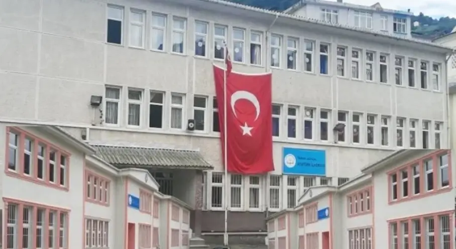 Şalpazarı’nda aynı okullardan mezun 4 isim doktor oldu