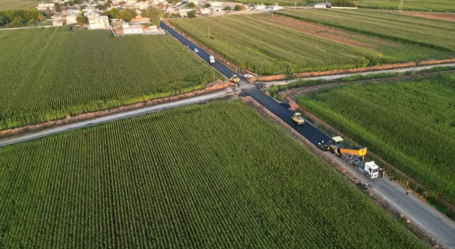 Şanlıurfa Eyyübiye’de Kırsal Mahalleleri Birleştiren Yola Sıcak Asfalt