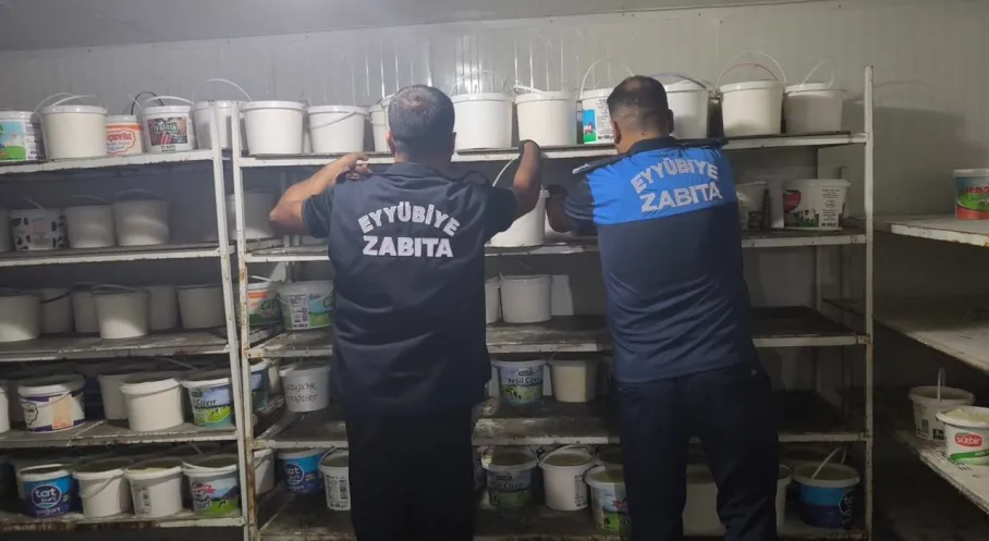Şanlıurfa Eyyübiye'de Ruhsatsız İmalathane Baskını! Tonlarca Ürüne El Konuldu