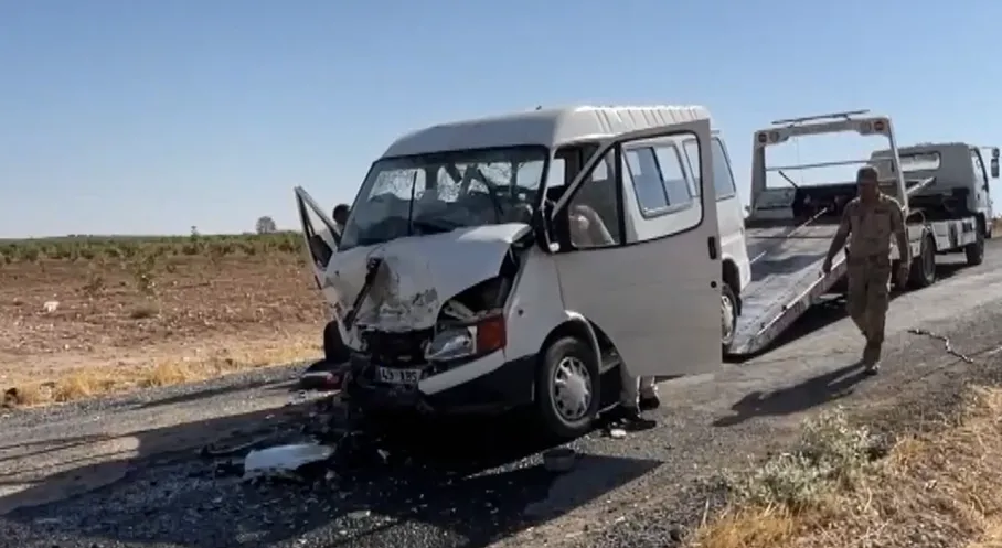 Şanlıurfa'da Feci Kaza! Minibüs ve Otomobil Çarpıştı: 15 Yaralı