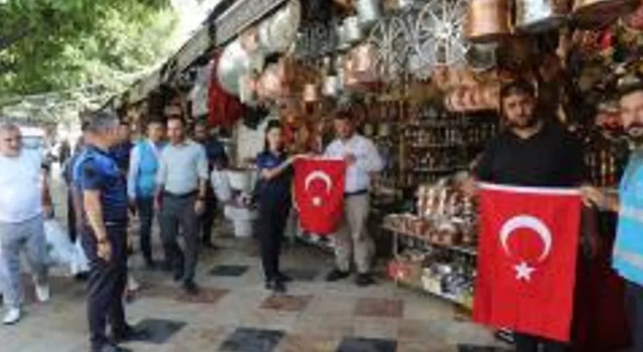 Şanlıurfa'da Gaziler Günü Coşkusu: Eyyübiye Belediyesi'nden Anlamlı Bayrak Dağıtımı!