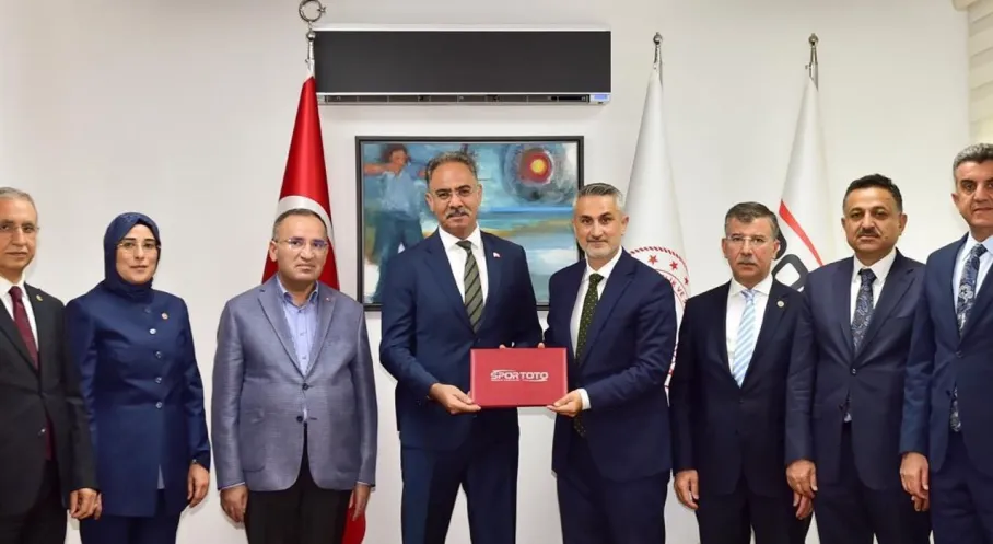 Şanlıurfa'ya Gençlik Hamlesi: Eyyübiye'ye 20 Saha Müjdesi!