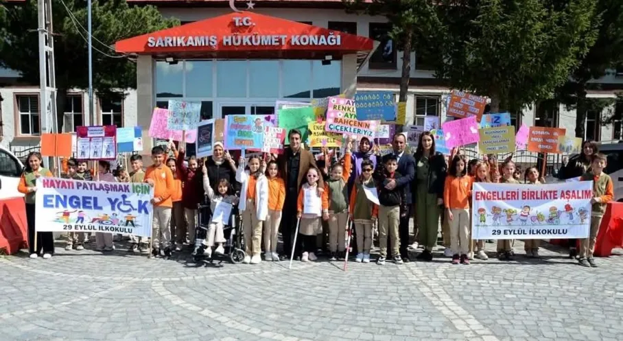 Sarıkamış'ta Minik Kalpler Engelliler İçin Yürüdü! Kaymakam Aslantatar'dan Destek