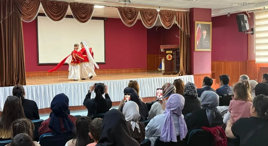 Sarıkamış'ta Miniklerden Kafkas Esintisi: İzleyenleri Büyüledi!