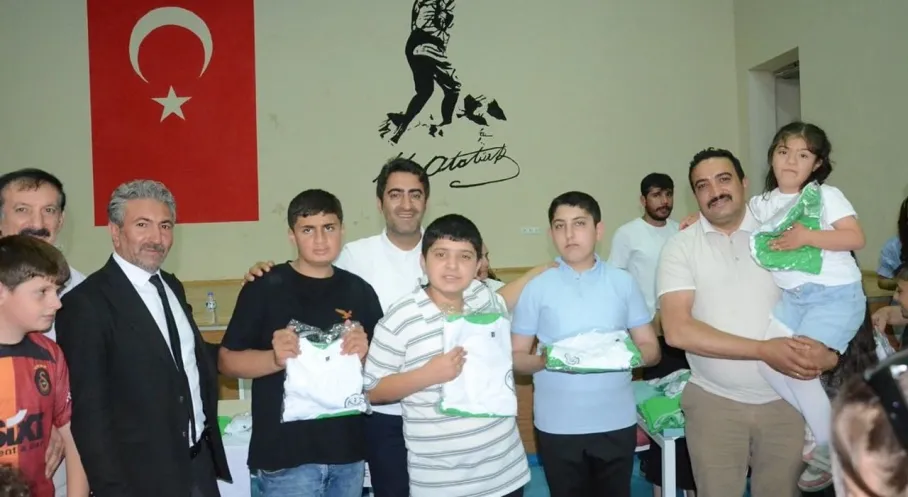 Sarıkamış'ta Spor Coşkusu: Yaz Okulu Öğrencilerine Forma Desteği!