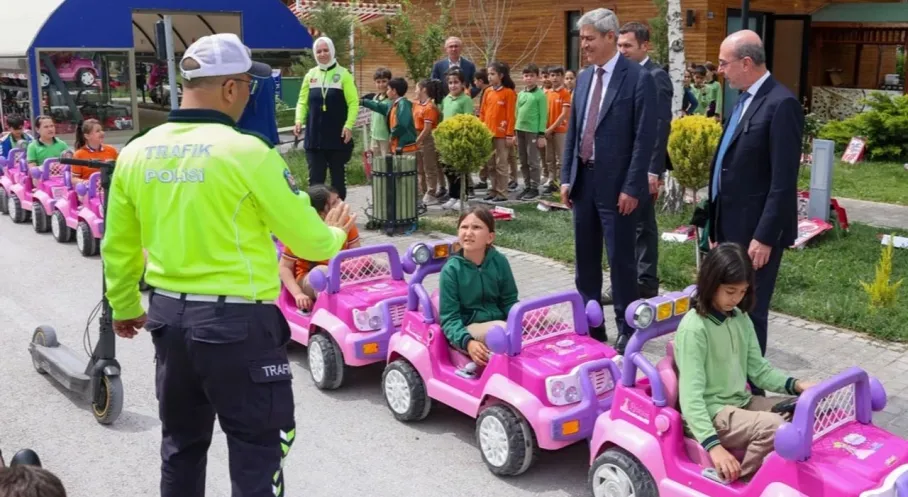 Selçuklu'da Trafik Bilinci Erken Yaşta Aşılanıyor: Başkan Pekyatırmacı Eğitim Parkında!