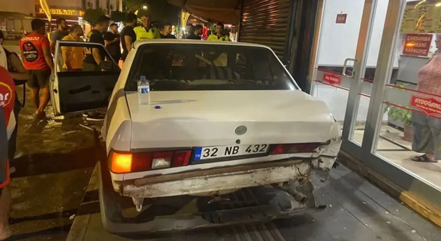 Serik'te Kamyonet Dehşeti! Park Halindeki Araçlar Zincirleme Kazaya Neden Oldu