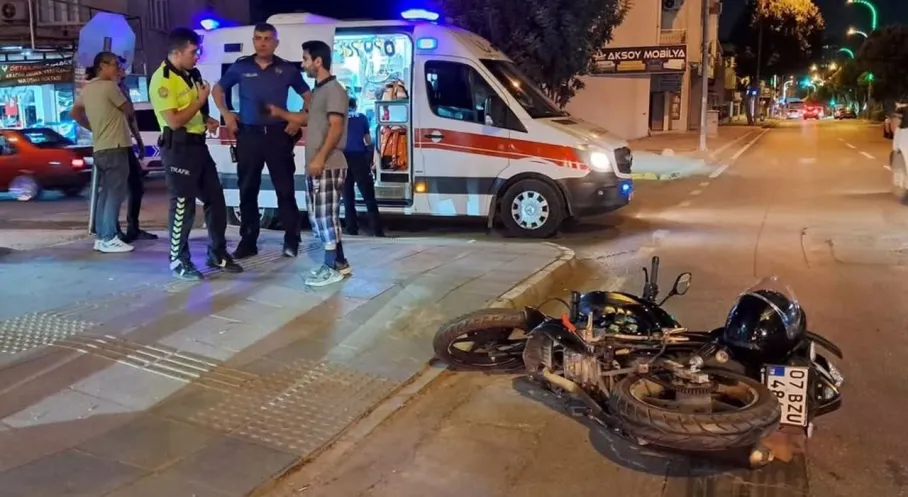 Serik'te Motosiklet Kazası! Kadın Sürücü Hastaneye Kaldırıldı
