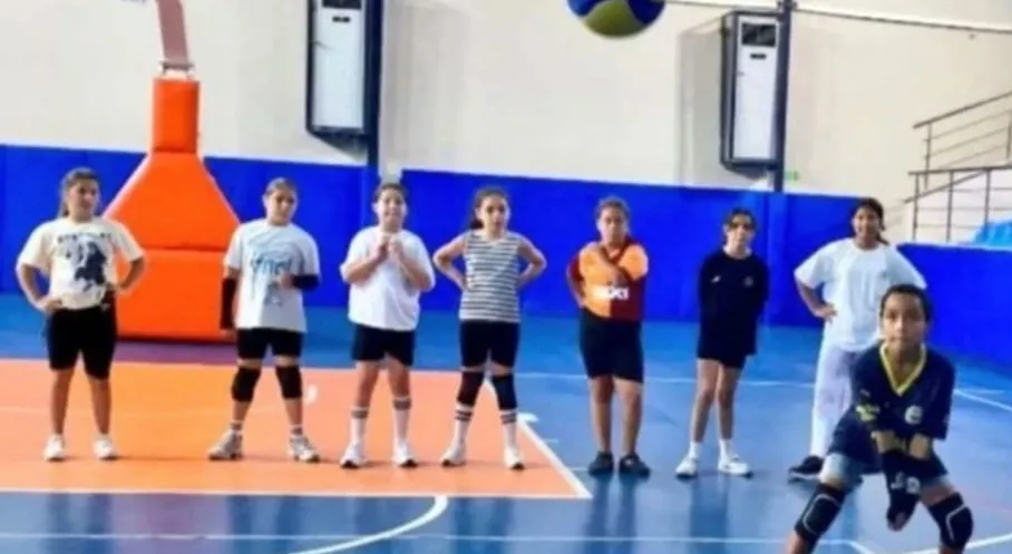 Serik'te Voleybol Rüzgarı: Gençler Filede Yeteneklerini Sergiliyor!