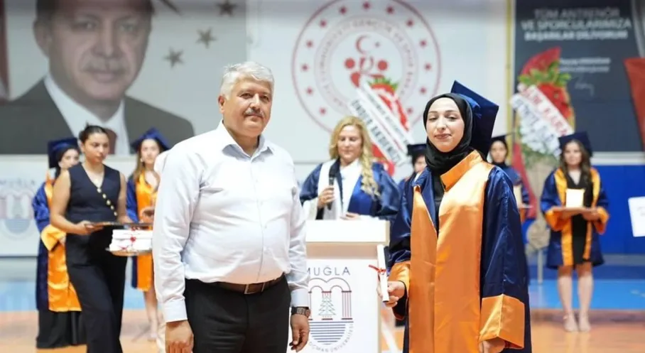Seydikemer'de Mezuniyet Coşkusu: Başkan Büklü'den Öğrencilere Destek!