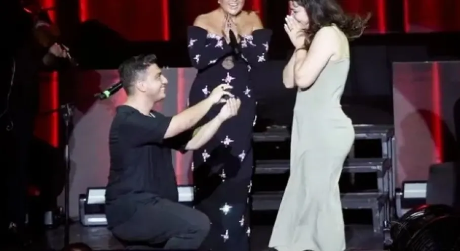 Sibel Can Konserinde Romantik Anlar: Bağlama Ustası Sahneden Evlenme Teklif Etti!