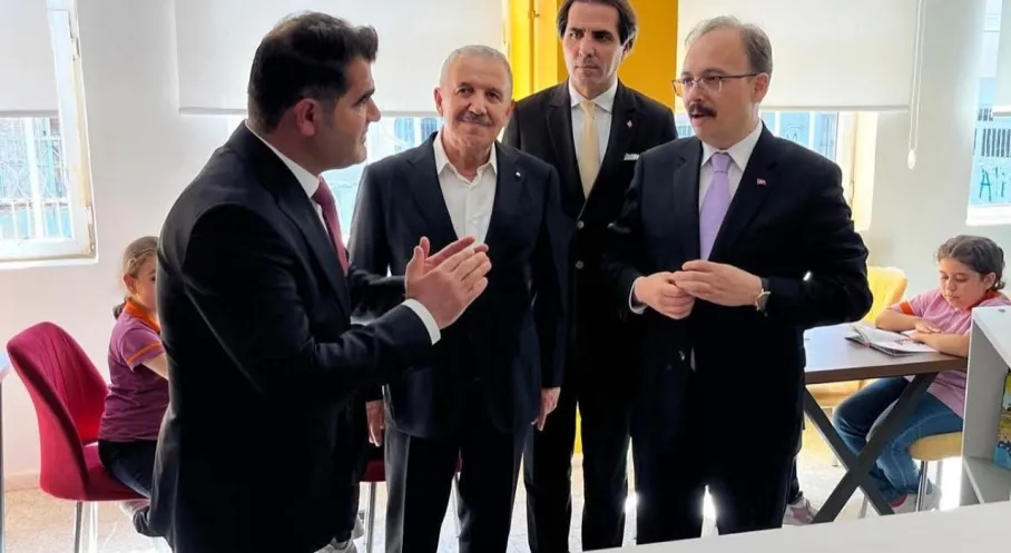 Siirtli Öğrencilere Ebru Gündeş'ten Kütüphane ve Vakıftan Kışlık Destek!