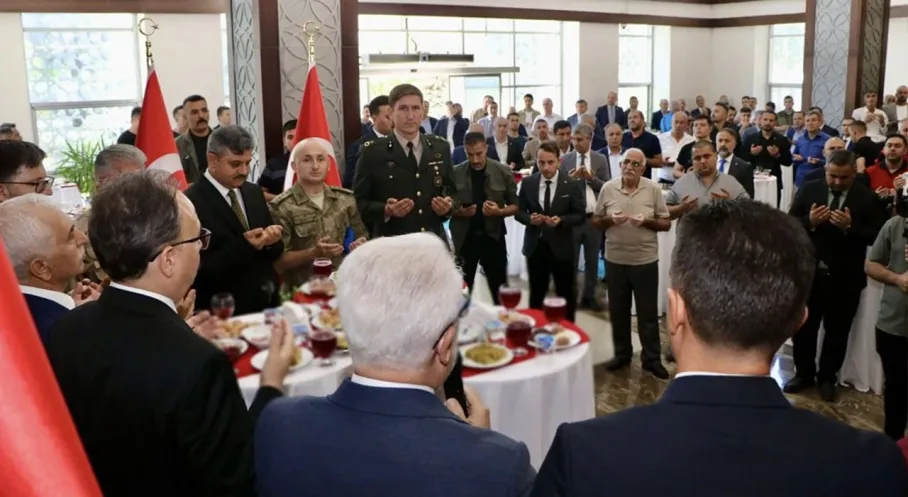 Siirt'te Bayram Coşkusu! Vali Kızılkaya ve Vatandaşlar Bayramlaştı