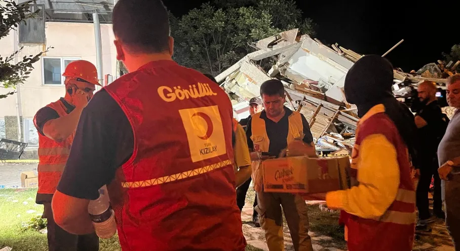 Sındırgı Depremi: Kızılay'dan Afetzedelere Sıcak Yemek Desteği!