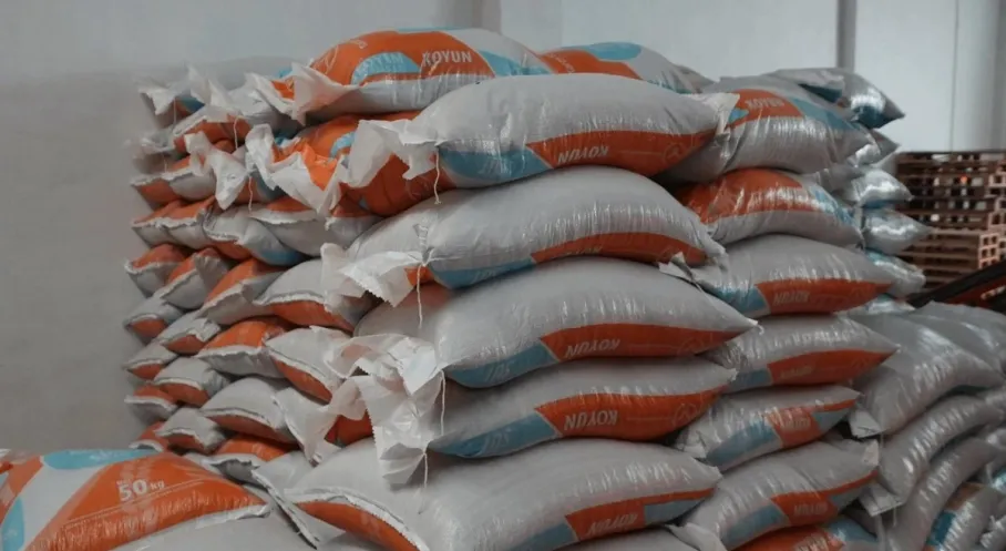 Sındırgı'da Depremzede Çiftçilere Umut Yemi: 915 Çuval Destekle Hayvanlar Güvende!