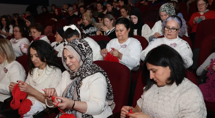 Sinema Salonunda Kalpleri Isıtan Dokunuşlar: 200 Kadın Harmancık İçin İyilik Ördü!