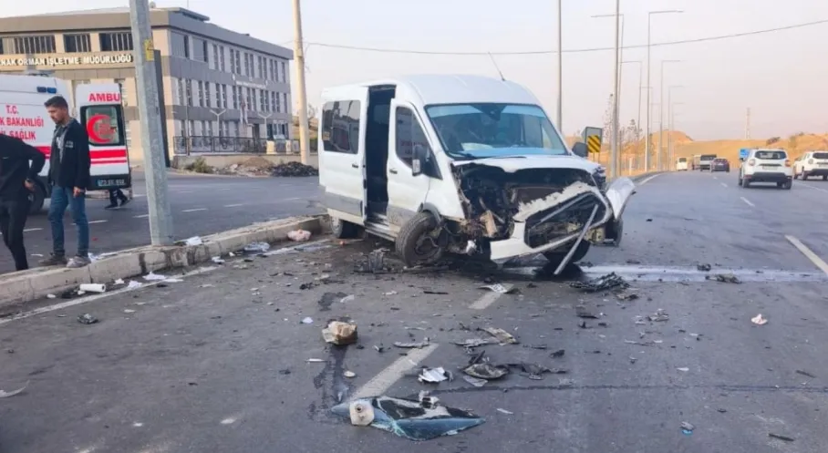 Şırnak'ta Feci Kaza! Minibüs ve Ticari Araç Çarpıştı: 19 Yaralı!