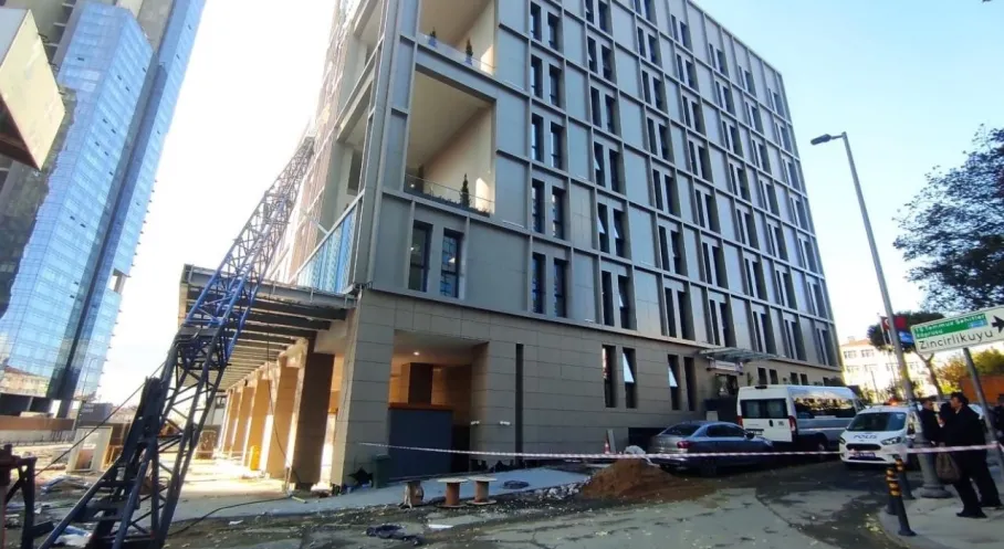 Şişli'de Korkunç Anlar: Kız Öğrenci Yurduna Vinç Devrildi!