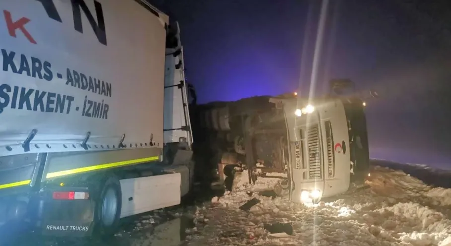 Sivas'ta Kan Donduran Zincirleme Kaza: Kamyon, Otomobil, Tır ve Otobüs Çarpıştı, 8 Yaralı!