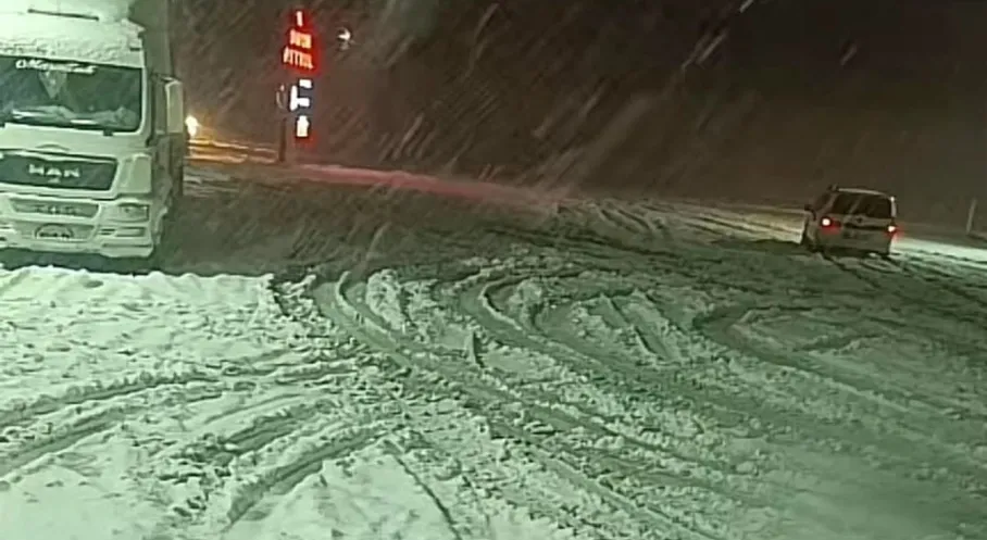 Sivas'ta Kar Esareti: Yoğun Kar Yağışı Hayatı Felç Etti!