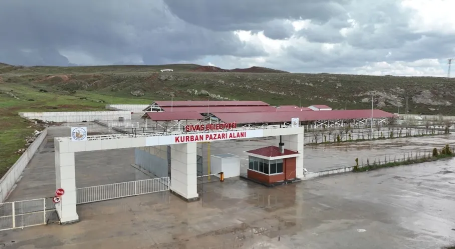 Sivas'ta Kovalı Mevkiinde Şaşırtan Değişim! Kurban Pazarı İçin Hazırlıklar Başladı