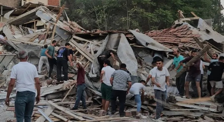 Son Dakika: Balıkesir Sındırgı'da Yıkılan Binadan 2 Kişi Kurtarıldı!