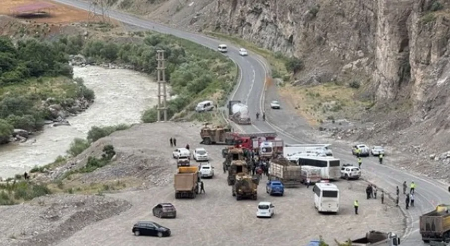 Son Dakika: Hakkari Çukurca'da Askeri Midibüs Devrildi! 12 Yaralı