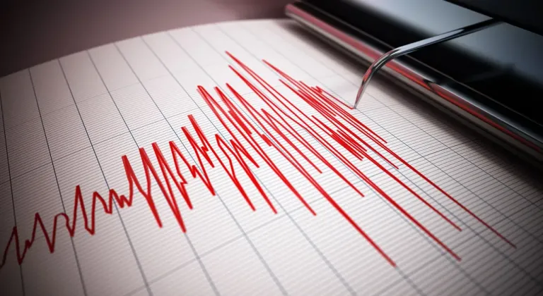 Son Dakika: İran'da Şiddetli Deprem! Rezevi Horasan Sallandı