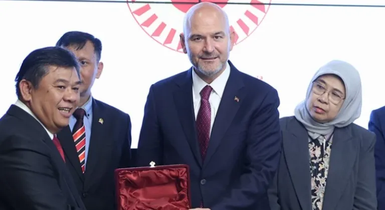 Süleyman Soylu'nun Endonezya Ziyareti: Allah'ın Gücü Karşısında Eğileceğiz