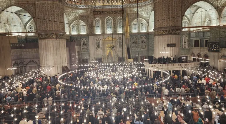 Sultanahmet Camii'nde Kadir Gecesi İbadet Coşkusu