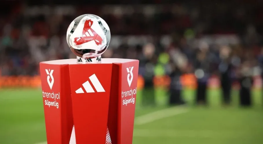 Süper Lig'de Dev Hesaplaşma Başlıyor: 25 Günlük Ara Bitti, Şampiyonluk Ateşi Yeniden Yandı!