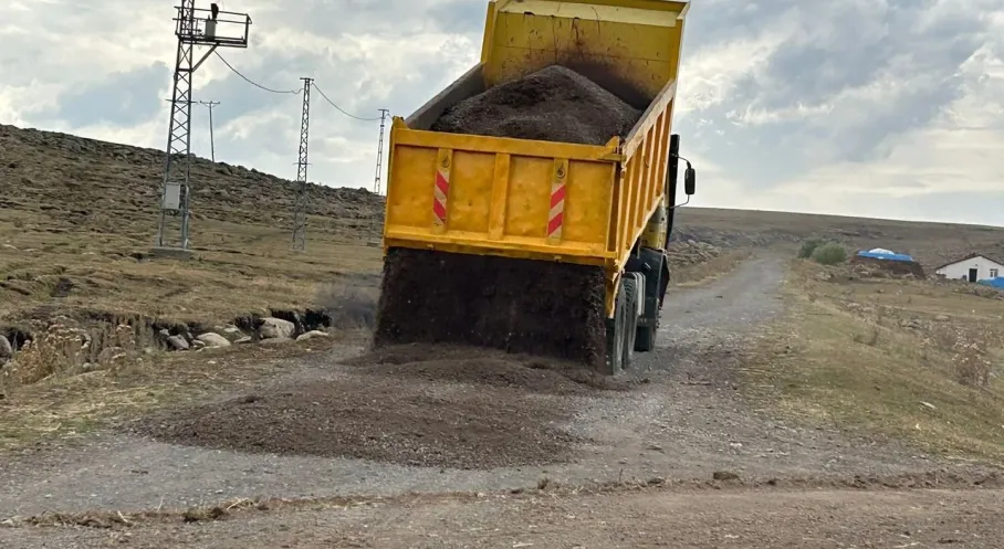 Susuz'da Köy Yolları Yenileniyor: Ulaşım Artık Daha Kolay!
