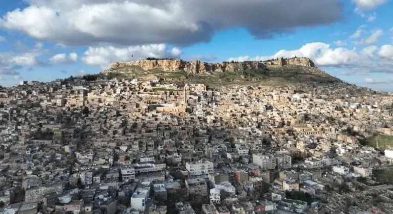 Tarihi Mardin'de Betonarme Yapılar Temizleniyor