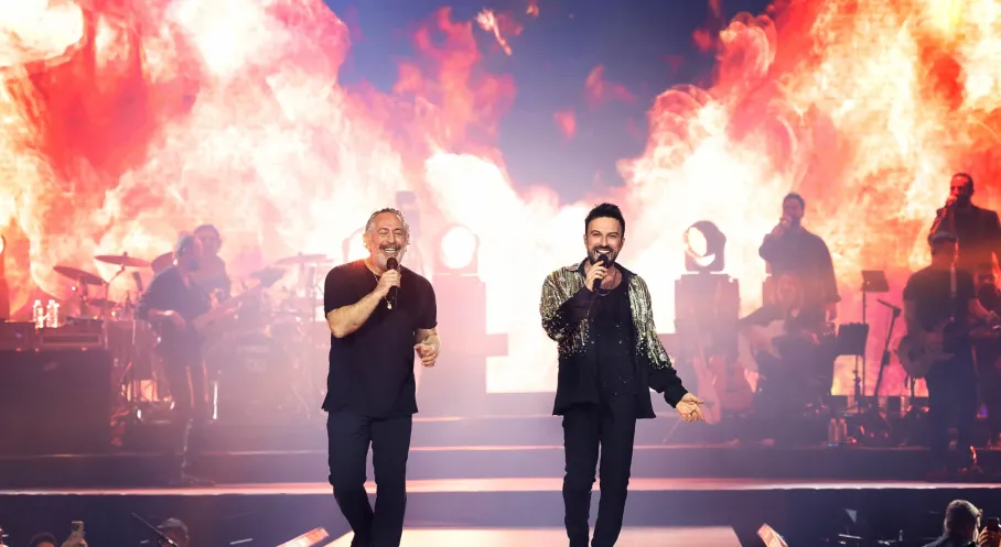 Tarkan Konserinde Cem Yılmaz Şoku! Kuzu Kuzu Düetiyle Sahneyi Yıktılar, Gündem Yıkıldı!