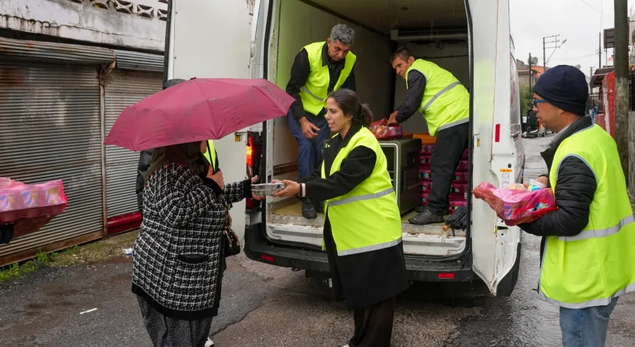 Tarsus'ta 15 Bin Kişiye Ulaşan Dev Bayram Sofrası: Kötü Hava Dayanışmayı Durduramadı!