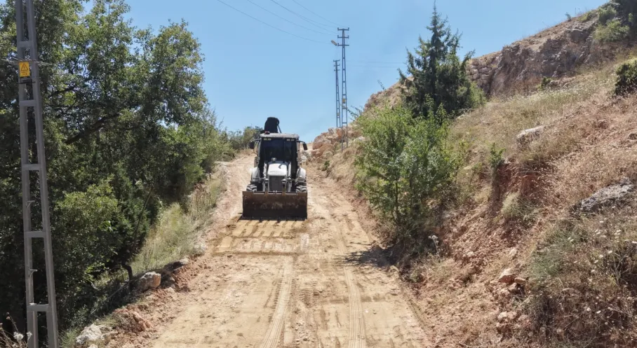 Tarsus'ta Kırsal Mahallelerde Yollar Parkeyle Yenileniyor