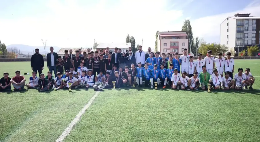 Taşlıçay’da Yıldız Erkekler Futbol Turnuvası Cumhuriyet Kupası sahibini buldu