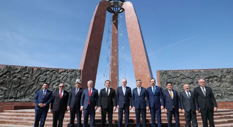 TBMM Başkanı Kurtulmuş'tan Kırgızistan'da Tarihi Ziyaret: Ata-Beyit Anıtı'nda Anma Töreni