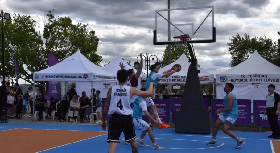TEKGENÇFEST'te Adrenalin Zirve Yaptı: 3x3 Sokak Basketbolu Turnuvası Gençleri Coşturdu!