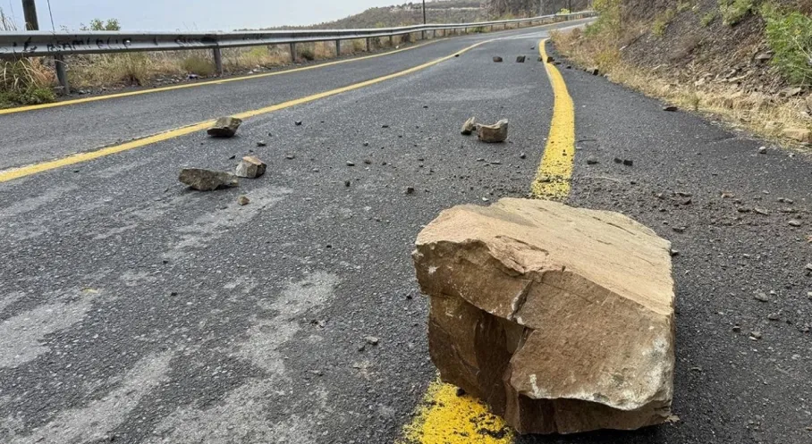 Tekirdağ'da Sağanak Kabusu! Kayalar Yola Düştü, Trafik Alarmda!